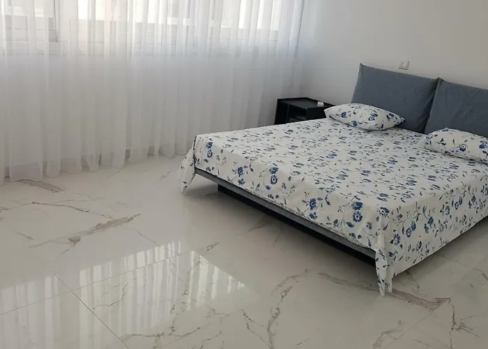 Mobina * Λάρνακα