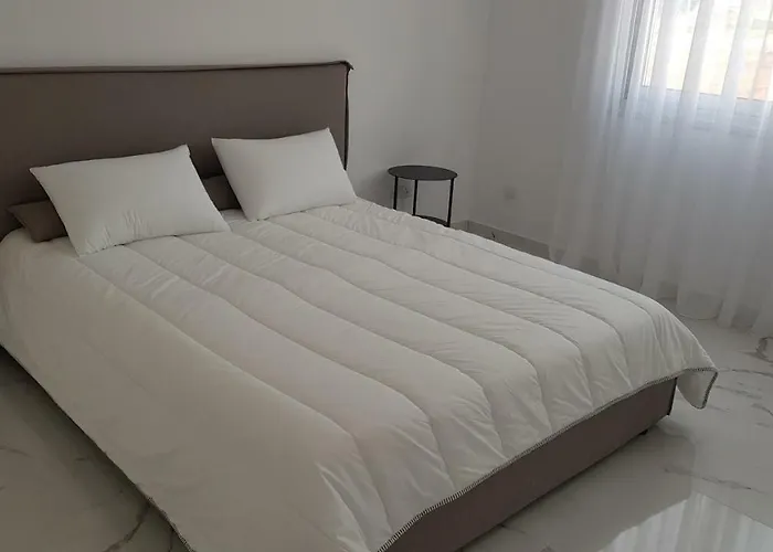 Mobina Ларнака